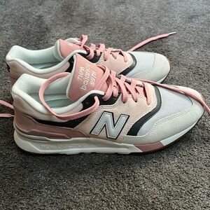 Never worn!! New balance 997H women’s sneakers